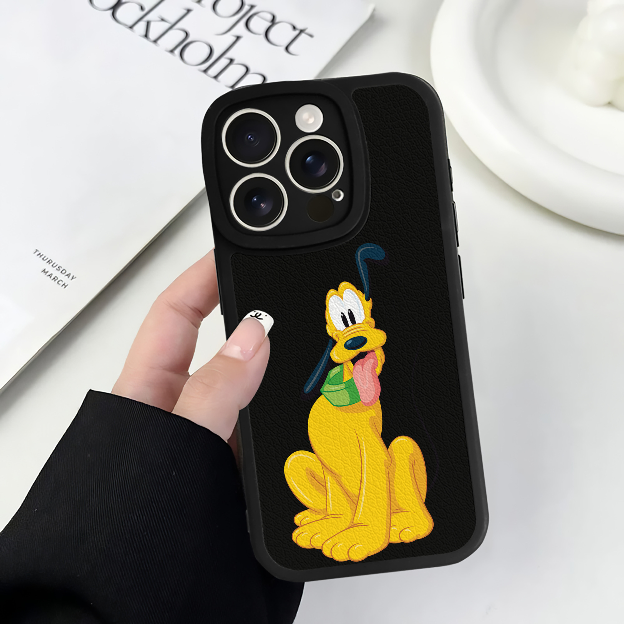 （画像用） ミッキーマウス Mickey Mouse 【iPhone 16シリーズ対応】シリコンスマホケース（レザー調） 材質：シリコン